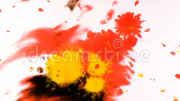 红色水彩颜料滴在湿纸片上迷幻的抽象喷在纸上视频的预览图