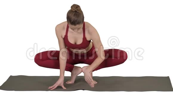 健身女性训练瑜伽在白色背景上做异国情调的姿势视频的预览图
