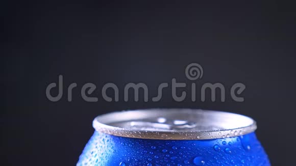 蓝罐碳酸软饮料在运动中旋转的特写镜头视频的预览图