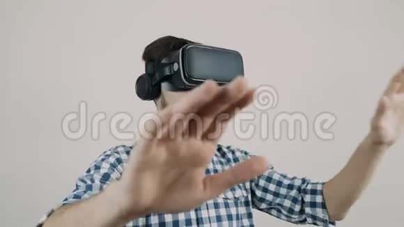 戴虚拟现实谷歌VR眼镜的年轻人视频的预览图