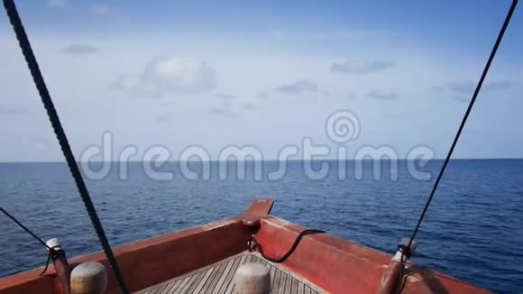 出海的船头景色视频的预览图