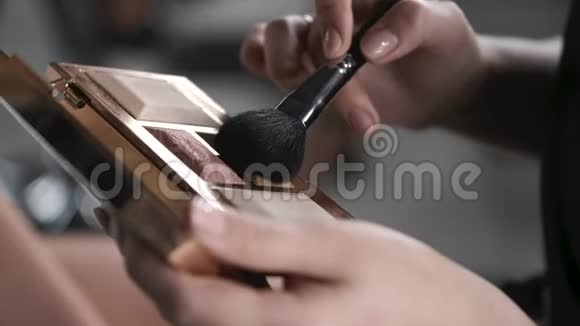 美容美发店化妆用品及女性手刷视频的预览图