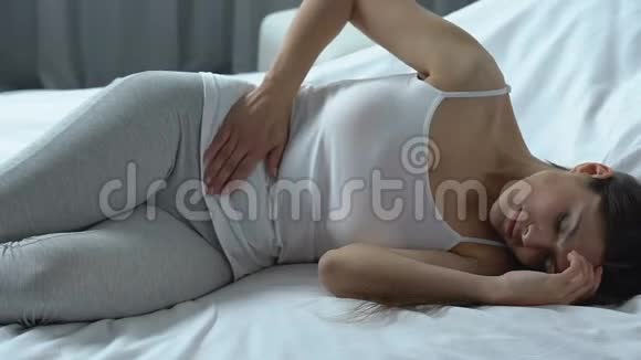 卧床妇女胃痛保健胃炎溃疡视频的预览图