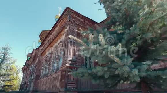 古老的俄罗斯木制教堂周围有毛皮视频的预览图
