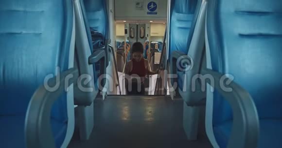 从火车里进来的亚洲女孩视频的预览图