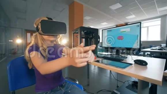 小学女生在3D虚拟现实眼镜学习创新技术在学校实验室4K视频的预览图