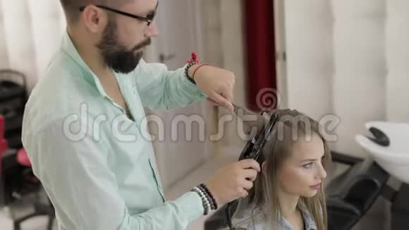 专业美发师模特发型师矫直波纹铁视频的预览图