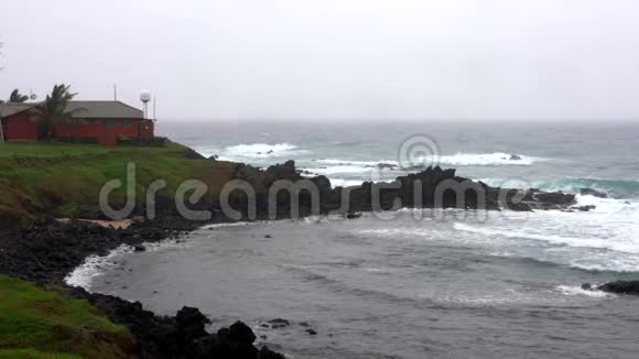 岩石海岸的波浪和地平线上的气象站视频的预览图