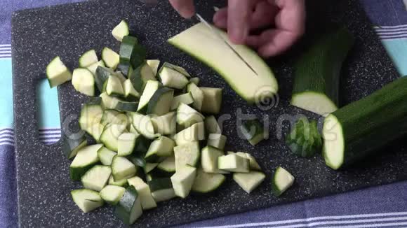 新鲜的西葫芦切片准备烹饪视频的预览图