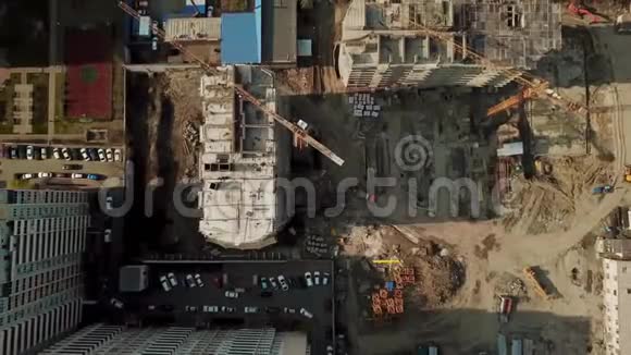 起重机靠近未完工建筑俯视图视频的预览图