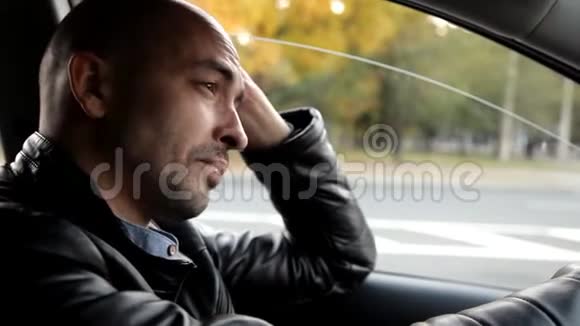 那人坐在车里累得睡着了在商店里等着他的妻子视频的预览图