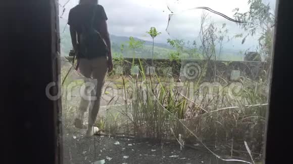 在巴厘岛废弃旅馆散步的女人视频的预览图