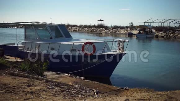 摩托艇站在靠近海岸的码头上视频的预览图