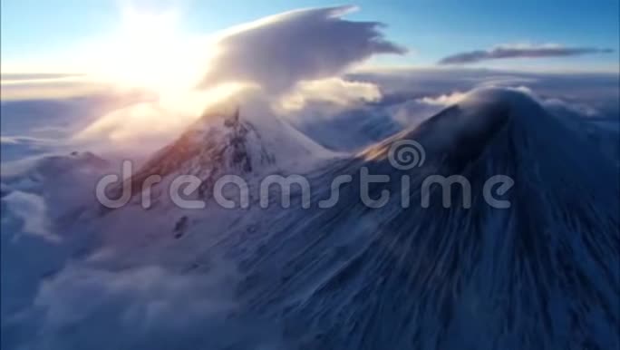 太阳从高山山脉升起视频的预览图