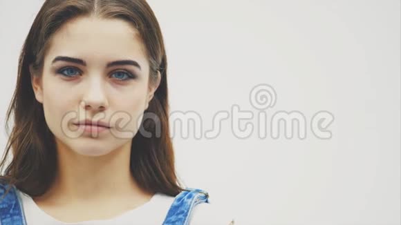 深情的年轻女子用蓝色的大眼睛吹着空气亲吻她穿着休闲服有着天然的妆容视频的预览图