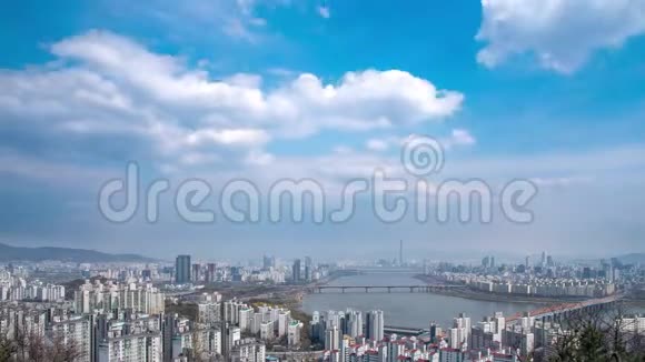 韩国首都首尔的汉江风景区视频的预览图
