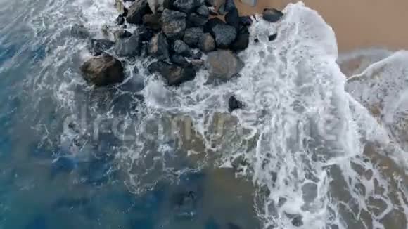 沿石和海水的俯视图视频的预览图