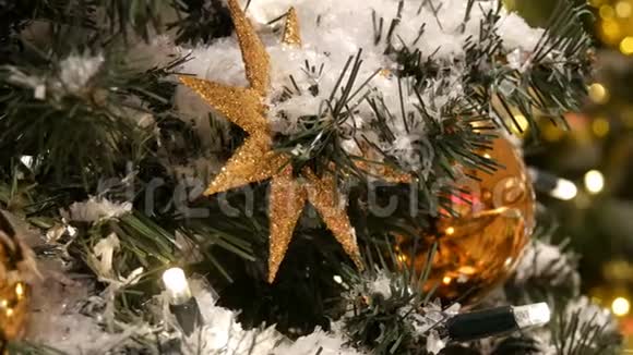 各种圣诞和新年的玩具球和装饰在圣诞树近景筹备视频的预览图