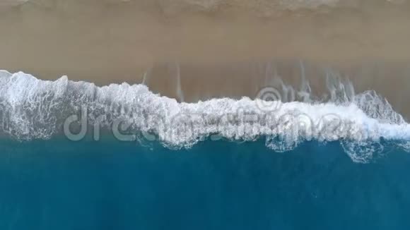 沙滩正被海水冲刷在最高的视野中视频的预览图