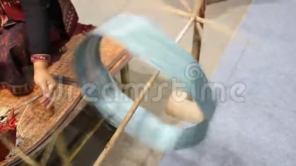 蚕茧中的蚕丝泰国最好的蚕丝是手工编织的蚕茧视频的预览图