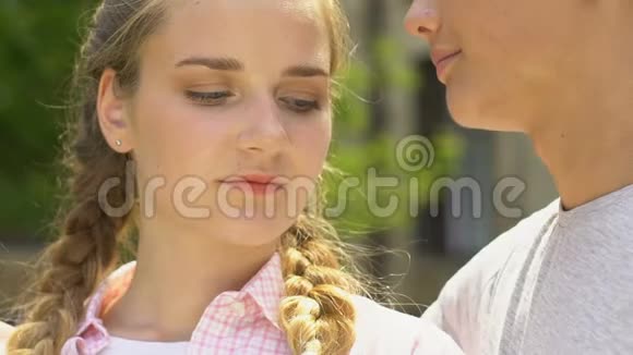 男孩亲吻女孩青春期的护肤观念没有痤疮自信视频的预览图