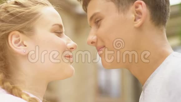 年轻夫妇的爱初恋青春期的纯洁关系特写视频的预览图