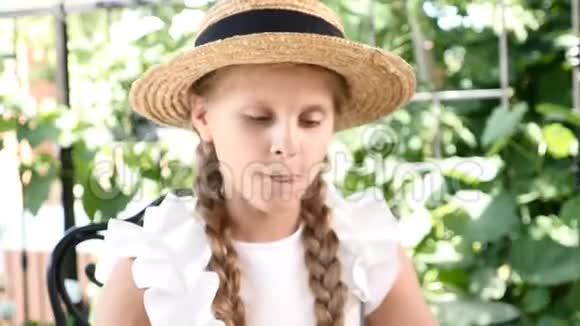 一幅可爱女孩的肖像显示出认可的迹象竖起大拇指漂亮的小女孩喝着热巧克力微笑着视频的预览图