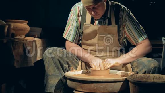 陶器人创造了一个碗一个人在陶器上工作在轮子上做粘土碗视频的预览图