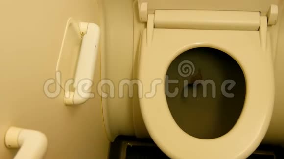 飞机上的旧厕所舱厕所和冲水按钮现代飞机卫生间内部视频的预览图