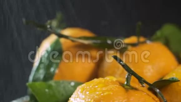 用水冲洗的特写橙色视频的预览图