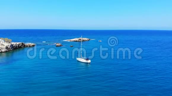 飞越希腊克里特岛的白色游艇和蓝海视频的预览图