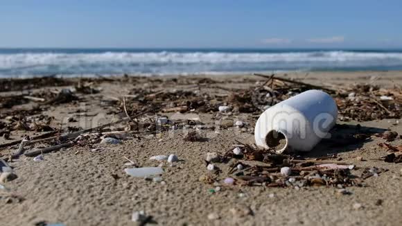 海水运动污染海滩上的塑料垃圾肮脏的星球生态系统视频的预览图