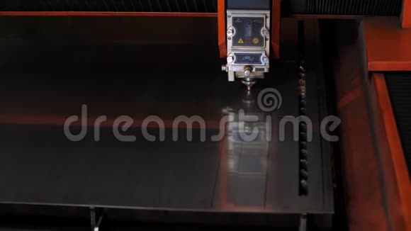 金属角磨机切割时火花工业激光火花切割金属角磨机视频的预览图