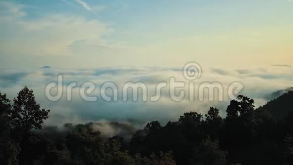 雾卷过北卡罗来纳州大烟山的山谷视频的预览图