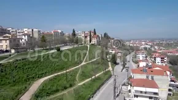 空中俯瞰维利亚市希腊东正教寺庙用无人机前进视频的预览图