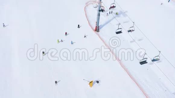 滑雪斜坡高空超垂滑雪升降机滑雪者和滑雪板下降视频的预览图