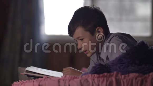 男孩在家拿着一杯热咖啡看书视频的预览图