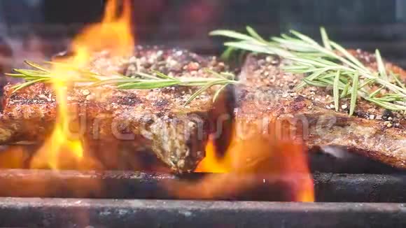 加百里香烤肉烤肉撒上盐和香椒许多火和烟在肉上是一个芳香的sp视频的预览图