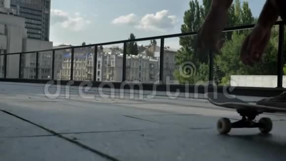青少年滑板运动员的腿在夏季白天玩滑板运动理念城市理念后景视频的预览图