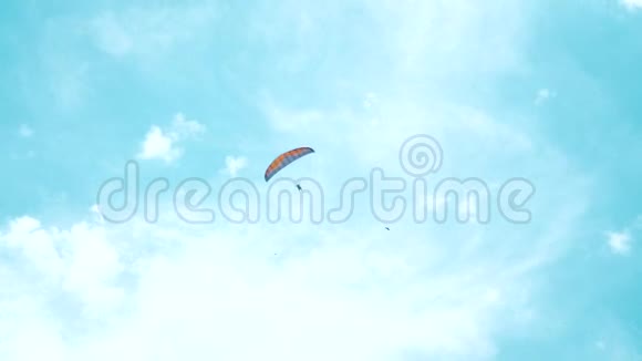 极端滑翔伞在蓝天上飞行视频的预览图