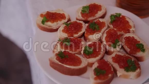 盘子里有红色鱼子酱的三明治视频的预览图