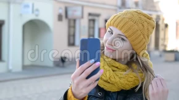 年轻女人拍自拍照片视频的预览图