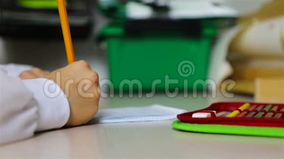 用橡皮在学生桌上的铅笔盒里折叠铅笔视频的预览图