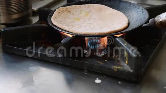 在煤气炉上的煎锅里准备印度芦荟视频的预览图