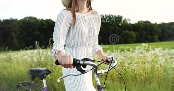 女人与自行车乡间同行视频的预览图