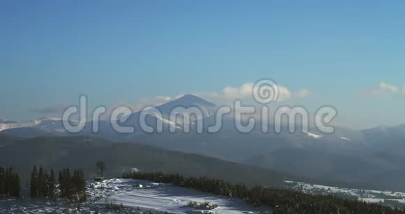 Bukovel4K超高清雪山的鸟瞰图视频的预览图