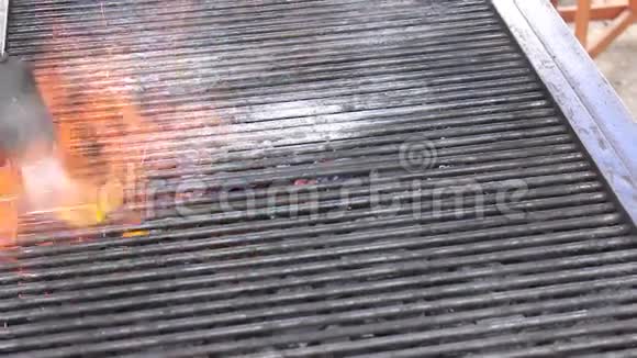 烤架上的燃烧器火焰视频的预览图