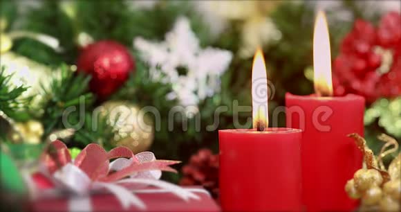 红色蜡烛被点燃礼品盒放在前台视频的预览图