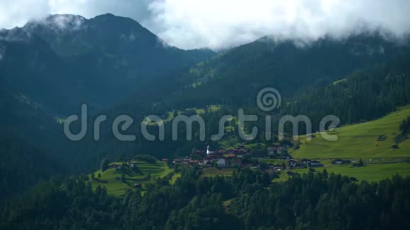 瑞士阿尔卑斯山高山村的美丽景色视频的预览图