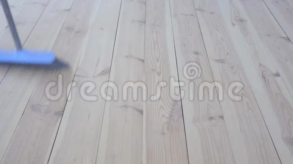 环保地板一个女人扫木地板视频的预览图